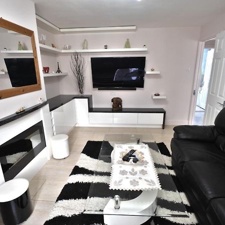 19 Shrewsbury Walk Apartment Isleworth Bagian luar foto