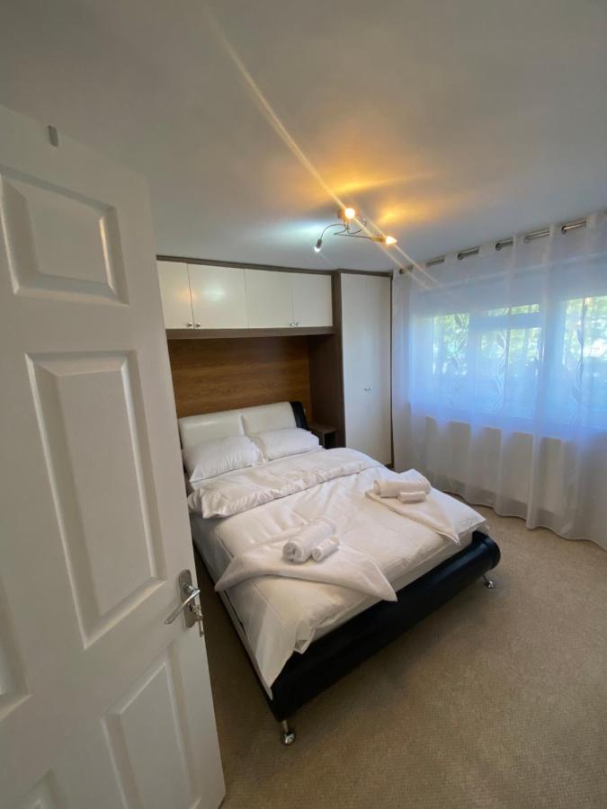 19 Shrewsbury Walk Apartment Isleworth Bagian luar foto