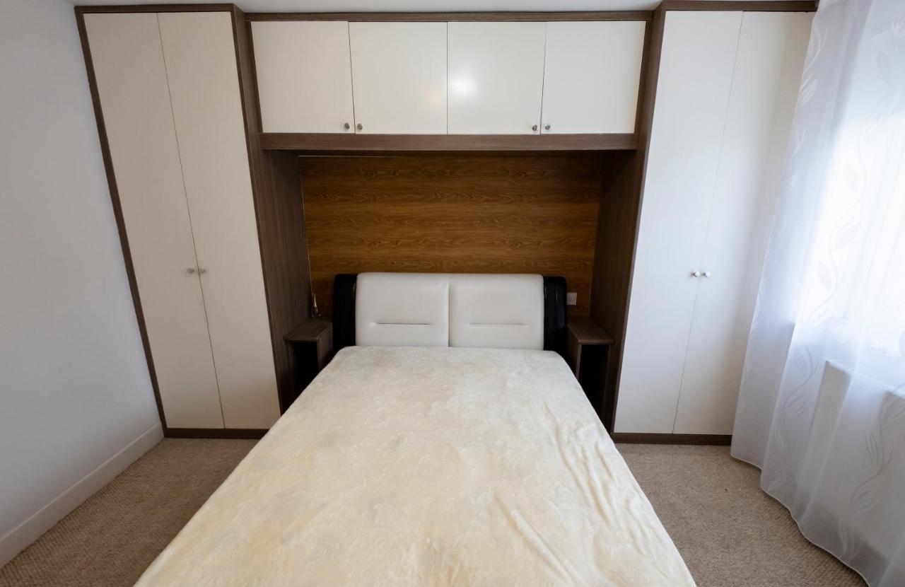 19 Shrewsbury Walk Apartment Isleworth Bagian luar foto